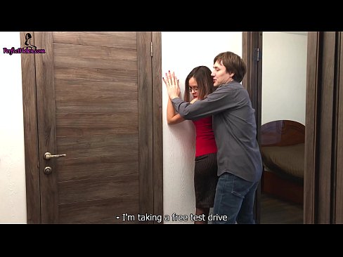 ❤️ Sekserja seksi ngre në mënyrë sensuale pidhin dhe qiset ndërsa shet apartamentin e saj - Krempai ️❌ Kurrëza tek ne ❌